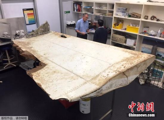 廖中莱当日发表文告时说，经澳大利亚运输安全局(ATSB)专家确认波音飞机777碎片上的信息与之前MH370出厂日期符合，因此，证实是马航MH370客机的残骸。