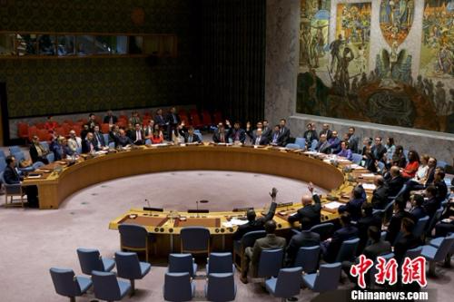 当地时间8月5日，联合国安理会在纽约联合国总部通过一项针对朝鲜实施新制裁的决议。这份由美国向安理会提交的决议草案获得安理会15个成员国一致通过。图为会议表决该决议时安理会15个成员国代表一致举手表示赞同。<a target='_blank' href='http://www.chinanews.com/'></table>中新社</a>记者 廖攀 摄