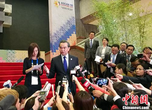中国外交部长王毅8月6日在菲律宾马尼拉出席中国-东盟外长会后，举行中外媒体吹风会。 <a target='_blank' href='http://www.chinanews.com/'></table>中新社</a>记者 关向东 摄