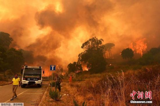 当地时间7月10日，意大利多地现丛林火灾，消防员上千次投入灭火。图为意大利火灾区域民众撤离现场。