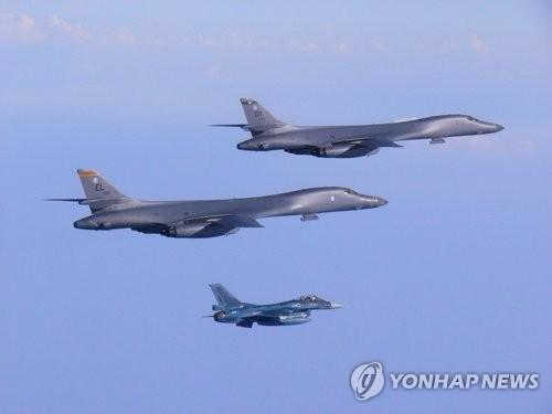 资料图片：7月30日飞抵韩半岛上空的B-1B战略轰炸机（韩联社）