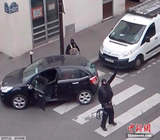 2015年1月7日，法国巴黎，蒙面武装分子在《查理周刊》实施袭击后乘车离开。