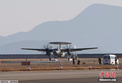 资料图：当地时间2月2日，5架来自美国的E-2D新型预警机抵达美国海军陆战队驻日本岩国市的航空基地，替代目前部署在那里、仍然使用E-2C型预警机的第115中队。这也是这种新型预警机首次被部署到亚洲地区。