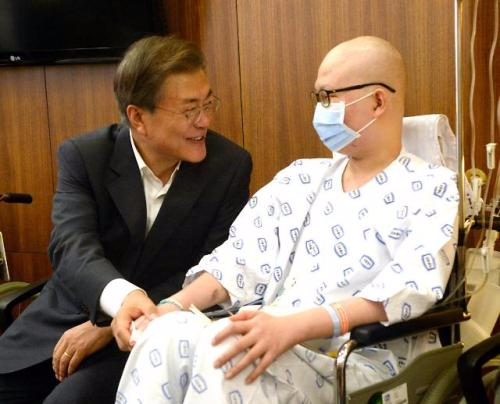 8月9日，文在寅（左）访问位于首尔瑞草区的首尔圣母医院，并与病人亲切交谈。（图片来源：韩联社）