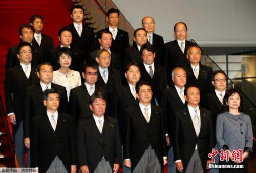 当地时间8月3日，日本东京，日本首相安倍晋三和新任内阁成员集体亮相。