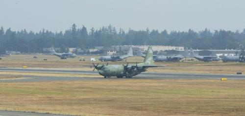 资料图片：韩国空军运输机C-130H。（图片来源：韩联社）
