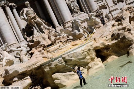 当地时间2017年5月2日，意大利罗马，一名工人在特莱维喷泉里收集硬币。每年从喷泉里收集到的硬币大约价值100万欧元。