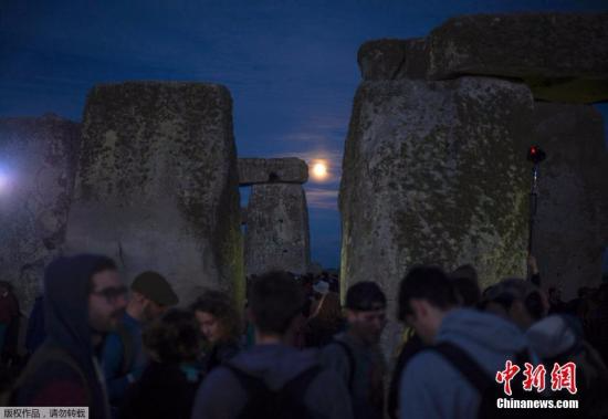 巨石阵位于英国威尔特郡，是一处非常神秘的建筑，科学家一直都在猜测古人建造巨石阵的目的，传统的观点认为巨石阵与太阳四季变化的位置有关。