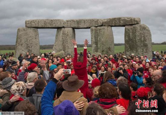 当地时间12月22日，英国索尔兹伯里，民众来到古老的巨石阵进行一年一度的狂欢，迎接冬至。