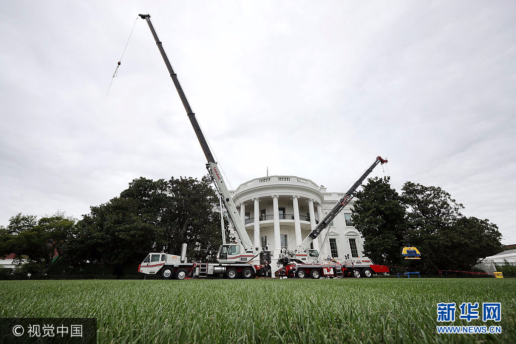 当地时间2017年8月11日，美国华盛顿，美国总统特朗普正在进行为期17天的“工作休假”，白宫忙着翻修。据白宫方面介绍，此次翻修改造由美国总务管理局负责，主要针对白宫西翼办公楼，须在特朗普返回华盛顿前完成。***_***WASHINGTON, DC - AUGUST 11:  Construciton cranes work to repair the South Portico steps as part of a large rennovation project at the White House  August 11, 2017 in Washington, DC. The Government Services Administration is overseeing the rennovation work during the two week project to update and repair the working area of the White House, including the South Portico steps which were rebuilt in 1952 and have not been repaired since.  (Photo by Chip Somodevilla/Getty Images)