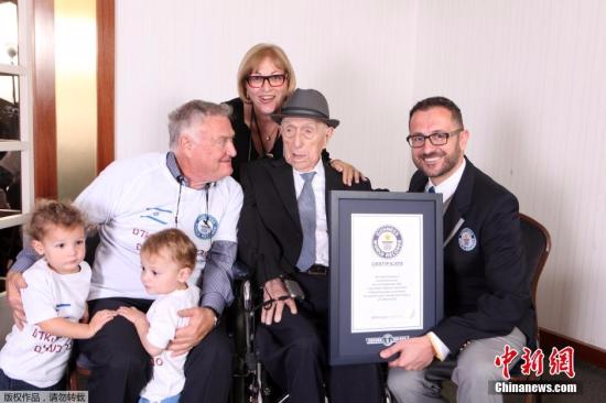 2016年3月11日讯，以色列人Kristal(右二)以112岁178天的高龄获得吉尼斯世界纪录办法的世界最年长者证书。