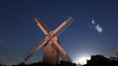 当地时间13日凌晨在英国西萨塞克斯郡捕捉到的流星雨景象。 图片来源：路透社