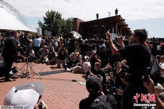 当地时间2017年8月13日，美国弗吉尼亚州夏洛茨维尔，“团结右翼”集会组织者杰森·凯斯勒(Jason Kessler)出席新闻发布会遭示威者暴打。弗吉尼亚大学位于夏洛茨维尔市，当地时间12日爆发示威游行，各地的白人民族主义者和右翼活动人士来到这个大学城。警方预计这次集会人数多达2000到6000人，有机构称这可能是“几十年来美国最大的一次仇恨集会”。期间，一台银色汽车突然高速驶向人群，现场传来多阵尖叫声。从片段可见，在场民众起初未有意识到有人正要开车向他们袭来，相隔约10秒后才开始争相逃跑，现场陷入一片混乱。