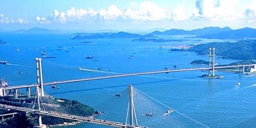 青马大桥跨海连岛，塔架高启，气势恢宏。(图片来源香港旅发局官网)