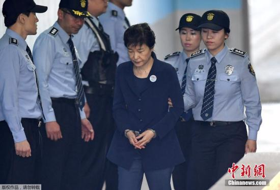 资料图片：当地时间2017年5月25日，韩国首尔，韩国前总统朴槿惠被押送至首尔中央地方法院，接受第二次公审。