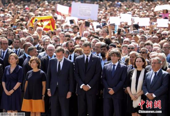 当地时间8月18日，西班牙巴塞罗那举行恐袭遇难者默哀仪式，西班牙国王费利佩六世和首相拉霍伊亲临现场与群众一同默哀。