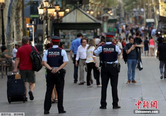 当地时间8月18日，西班牙巴塞罗那兰布拉大街，恐袭发生后警方加强巡逻安保。极端组织“伊斯兰国”已宣称对此次事件负责。