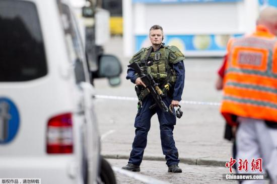 据外媒报道，当地时间8月18日，芬兰西南部城市图尔库发生持刀行凶事件。有2人在袭击中丧生，另有6人受伤。嫌犯被捕后，警方在现场维安。 据报道，18日下午，有人在图尔库市中心持刀袭击民众。当地警察赶到事发现场后，开枪打伤凶徒腿部，随即将他制服逮捕。 根据警方公布的消息，这起事件共有8名受害者，其中2人死亡，6人受伤。医院方面称，受害者都是成年人。 凶徒的身份和作案动机有待调查。不过警方称，行凶者是是一名“外国年轻人”。警方还表示，他们正在和移民部门合作。 芬兰总理西比莱通过社交媒体表示，政府将密切关注图尔库发生的情况以及警方行动。芬兰首都赫尔辛基警方已提升机场和火车站安全警戒级别。 图为警方在事发现场警戒。