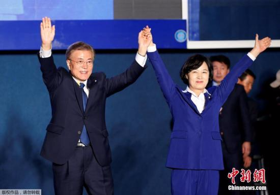 当地时间5月9日深夜，韩国第19届总统选举共同民主党候选人文在寅及其竞选团队现身首尔光化门广场，发表“胜选演说”，与支持民众握手庆祝。据出口民调显示，文在寅在当日进行的大选投票中以41.4%的支持率绝对优势胜选。在选举管理委员会公布的大部分开票结果中，文在寅得票率也遥遥领先，提前锁定胜局。