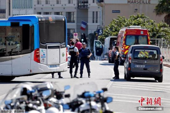 据外媒报道，当地时间8月21日，法国马赛一辆汽车撞上2个不同车站正在等候公交车站的人群，导致一人死亡，一人重伤。报道称，目前肇事司机已经被逮捕，警方尚未表态事件是意外还是恐怖袭击。当地时间8月17日，西班牙巴塞罗那知名景点兰布拉大道遭遇恐袭，一辆货车冲撞步行街人群导致14人死亡，上百人受伤。