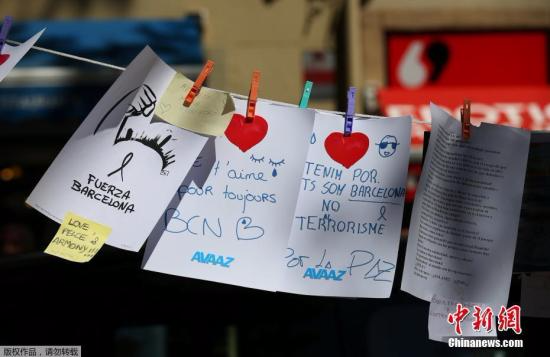 据法新社报道，有消息人士表示，巴塞罗那恐袭嫌犯的罪名包括“属于恐怖组织、恐怖相关谋杀和持有炸药”。21岁嫌犯切姆拉尔(Mohamed Houli Chemlal)22日出庭接受讯问时表示，他们原本计划以炸药“发动更大规模攻击，锁定(巴塞罗那)纪念碑”。