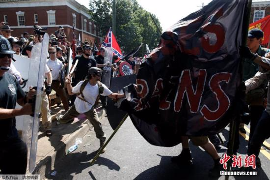 当地时间2017年8月12日，美国弗吉尼亚州夏洛茨维尔市“另类右翼”集会引发暴力冲突。
