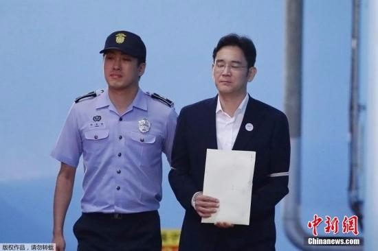当地时间2017年8月25日，韩国三星集团副会长李在镕被押往首尔中央地方法院。