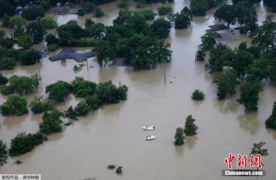 当地时间2017年8月29日，美国得克萨斯州休斯顿，飓风“哈维”给休斯顿带来强降雨，城区及周边区域洪涝严重。