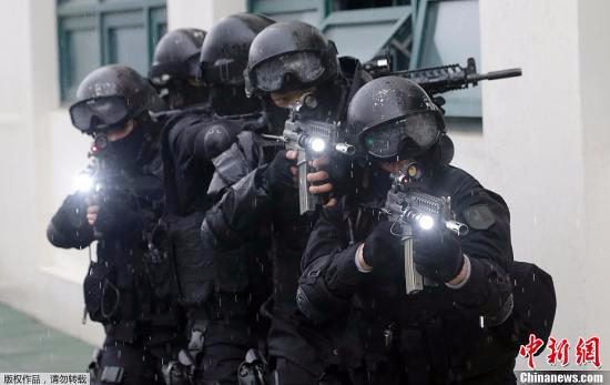 当地时间1月21日，韩国警方在首尔警察综合训练场举行特警反恐演练。图为反恐演练现场。
