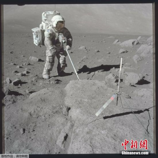 1972年12月12日，阿波罗17任务中，科学家宇航员哈里森·H·施密特利用样勺进行岩石采样。