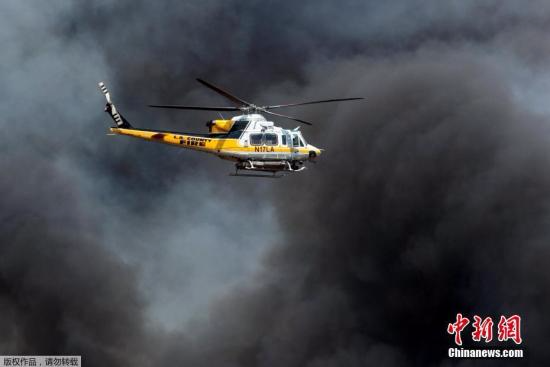资料图：洛杉矶消防局直升机在火场上空侦察。