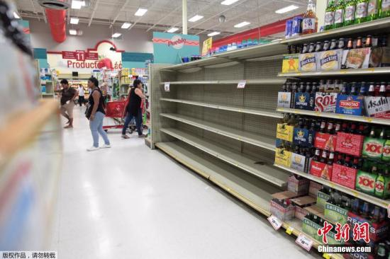 当地时间2017年9月4日，波多黎各圣胡安，超市饮用水货架被清空，刚升级为4级风暴的“厄玛”飓风正接近加勒比海和美国南部地区。