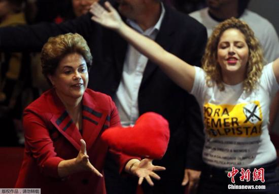 当地时间2016年8月23日，巴西圣保罗，巴西遭停职总统罗塞夫出席民主运动会议，与民众互动。