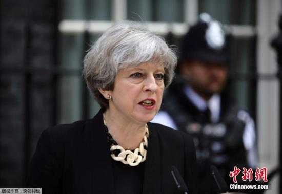 当地时间2017年6月4日，英国伦敦，英国首相特蕾莎·梅在唐宁街10号发表声明她表示，三名嫌犯均身着伪造的自杀式袭击背心，目的是为了制造恐慌。恐怖分子正在互相模仿，英国不会让恐怖主义有生存空间。英国大选活动将在明天恢复进行。