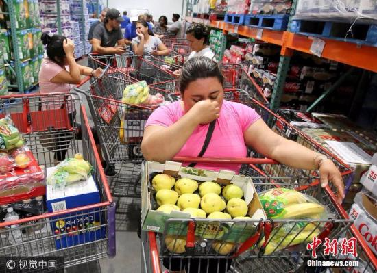 当地时间2017年9月6日，美国佛罗里达州阿尔塔蒙特斯普林斯 ，民众超市购物囤货备战“艾尔玛”飓风。 图片来源：视觉中国