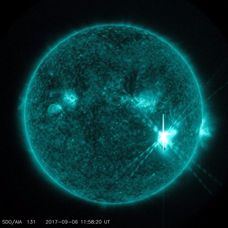 影像显示，太阳在能量喷发最强烈时，耀斑变得异常明亮（图片来源：NASA）