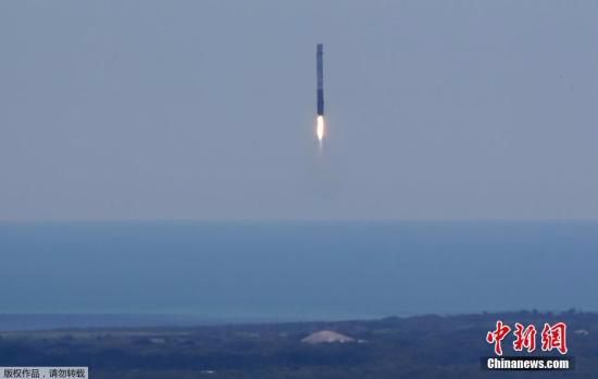 当地时间8月14日中午12时31分，美国肯尼迪航天中心成功发射“猎鹰9号”火箭，并首次将超级计算机送入外太空。
