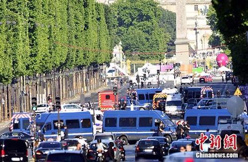 6月19日下午，一男子驾车在巴黎香榭丽舍大道上突然冲撞宪兵部队的巡逻执勤车辆。肇事车辆随即起火，驾车者身受重伤，最终不治身亡。警方无人伤亡。 目前，法国内政部已将该事件定性为“恐怖袭击图谋”，巴黎检方反恐部门随即展开调查。据报道，肇事者是一名威胁国家安全的S级人物，其车辆上也发现了手枪、自动步枪和燃气罐。 图为警方封锁香榭丽舍大道事发路段。 <a target='_blank' href='http://www.chinanews.com/'><p  align=