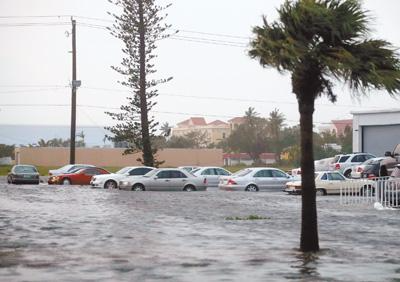 强飓风“艾尔玛”9月10日早间登陆美国佛罗里达州，引发狂风、风暴洪潮、暴雨等气象灾害。新华社发