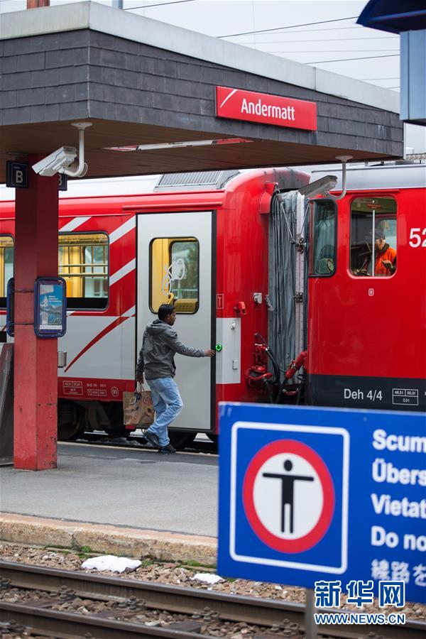 （国际）（4）瑞士两列火车相撞约30人受伤