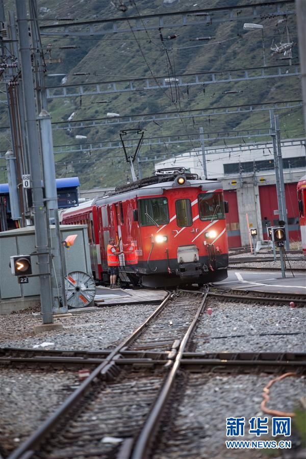（国际）（6）瑞士两列火车相撞约30人受伤