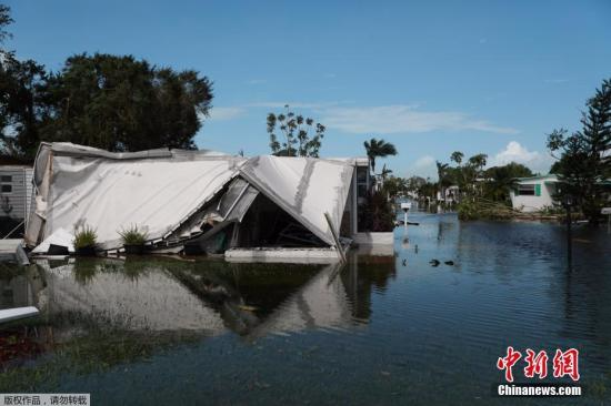 资料图：美国佛罗里达州那不勒斯，飓风过后一处房屋直接“泡在”水里。