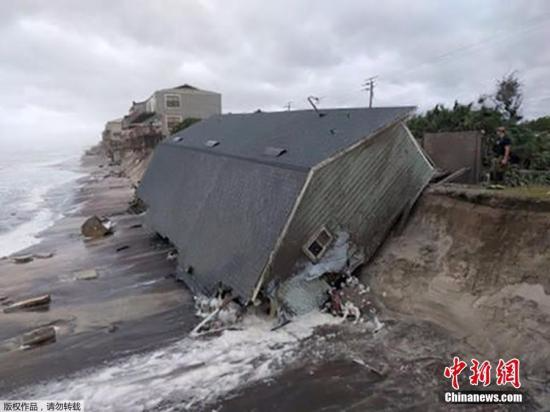 当地时间9月11日，飓风“艾尔玛”经过后，美国佛州一处海边的房屋被吹倒，直至海边。