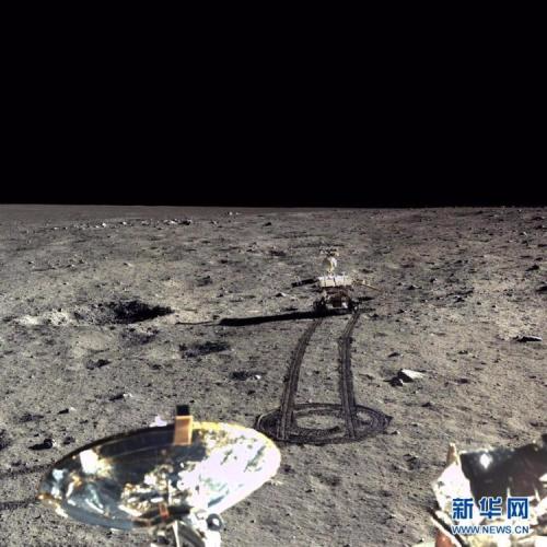 资料图：嫦娥三号和玉兔月球车拍摄的迄今为止最清晰的月面高分辨率全彩照片。图片来源：新华社