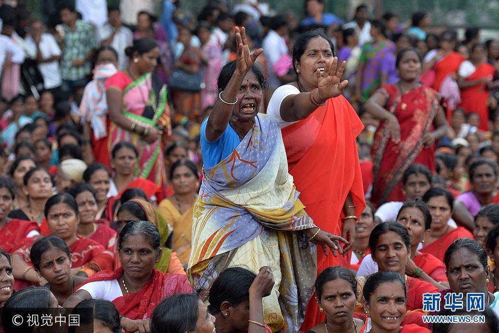 当地时间2017年9月14日，印度班加罗尔，当地民众集会游行要求提高最低工资标准至18000卢比每月（约280美元）。***_***Activists shout slogans a protest rally called by the Centre of Indian Trade Unions (CITU) to demand a fix minimum wages to the Karnataka state government, in Bangalore on September 14, 2017. Protestors were demanding the state government to fix minimum monthly wage to Rs 18,000 ($280) apart from seeking provident fund and basic health insurance. MANJUNATH KIRAN
