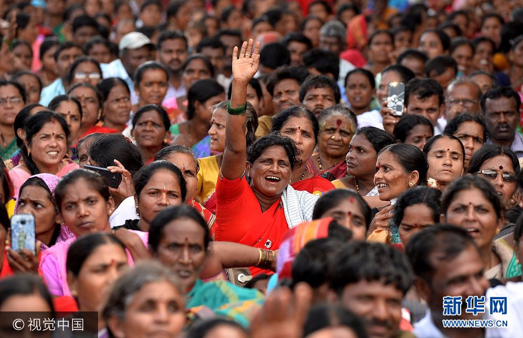 当地时间2017年9月14日，印度班加罗尔，当地民众集会游行要求提高最低工资标准至18000卢比每月（约280美元）。***_***A woman shouts slogans a protest rally called by the Centre of Indian Trade Unions (CITU) to demand a fix minimum wages to the Karnataka state government, in Bangalore on September 14, 2017. Protestors were demanding the state government to fix minimum monthly wage to Rs 18,000 ($280) apart from seeking provident fund and basic health insurance. MANJUNATH KIRAN