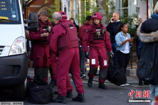当地时间9月15日，英国伦敦地铁西伦敦区发生一起爆炸事件，部分乘客在踩踏事故中受伤，也有人面部被烧伤。图为警方拆弹人员抵达现场。