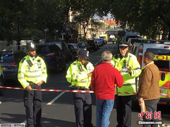 伦敦警方已经封锁了事发地铁车站及周边地区。