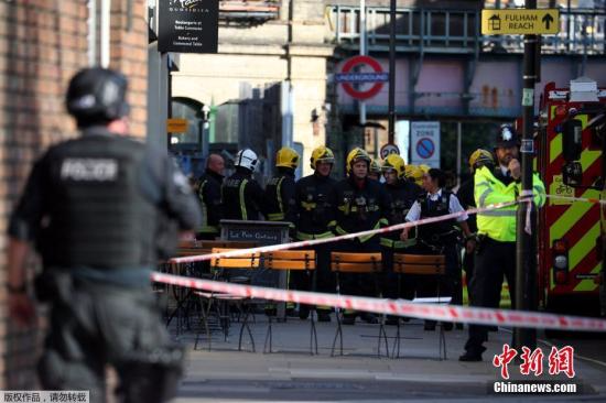 当地时间9月15日，英国伦敦地铁西伦敦区发生一起爆炸事件，部分乘客在踩踏事故中受伤，也有人面部被烧伤。图为警方封锁周边区域。
