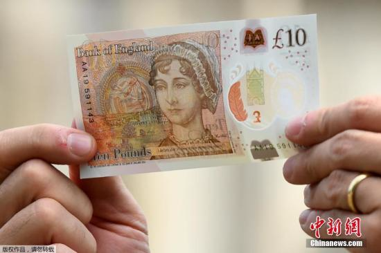 当地时间2017年7月18日，英国温彻斯特，英国央行行长卡尼(Mark Carney)在温彻斯特座堂公布绘有简·奥斯汀肖像的新版10英镑纸钞。2017年是英国著名小说家简·奥斯汀辞世200周年。英国将举办系列活动，纪念这位备受喜爱的女作家，英国央行英格兰银行发行绘有其肖像的10英镑纸钞。